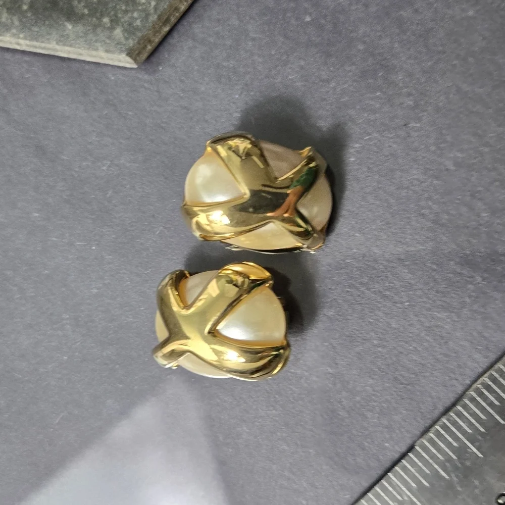Kenneth Jay Lane KJL Elegant Gold Tone Faux Pearl Clip On Earrings - Picture 6 of 6